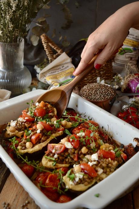 berenjenas-rellenas-con-ensalada-de-lentejas-hummus-tomates-cherry-y-pimientos