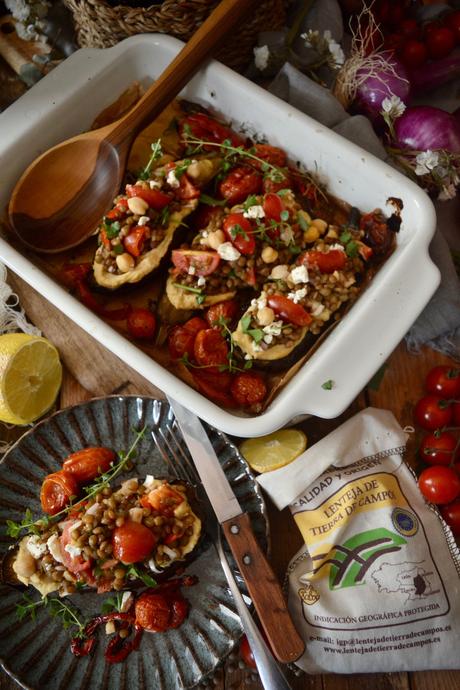 berenjenas-rellenas-con-ensalada-de-lentejas-hummus-tomates-cherry-y-pimientos