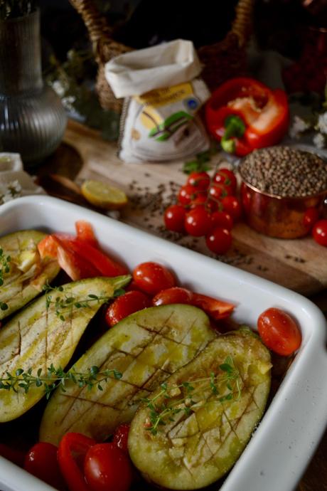 berenjenas-rellenas-con-ensalada-de-lentejas-hummus-tomates-cherry-y-pimientos