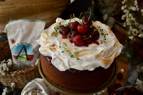 bizcocho-de-alubias-con-merengue-y-mermelada-de-cerezas