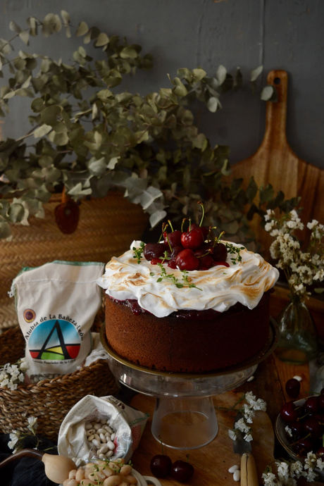 bizcocho-de-alubias-con-merengue-y-mermelada-de-cerezas