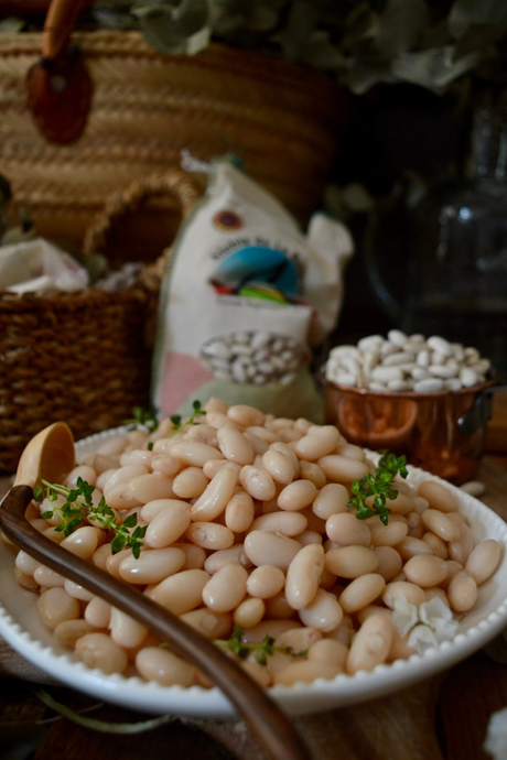 bizcocho-de-alubias-con-merengue-y-mermelada-de-cerezas