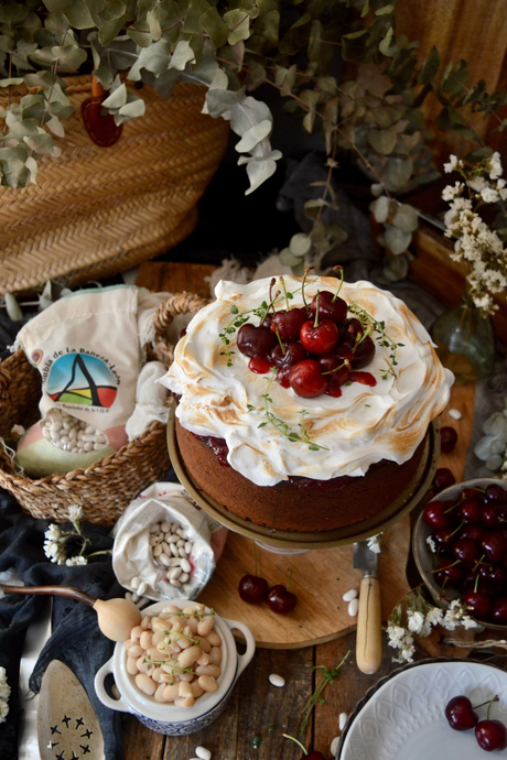 bizcocho-de-alubias-con-merengue-y-mermelada-de-cerezas