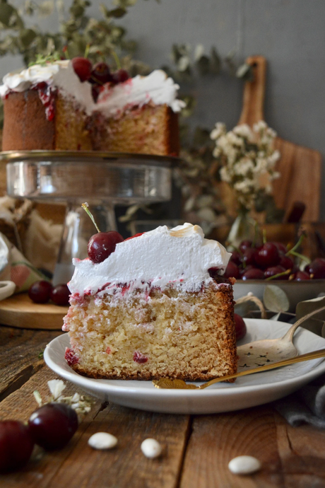 bizcocho-de-alubias-con-merengue-y-mermelada-de-cerezas