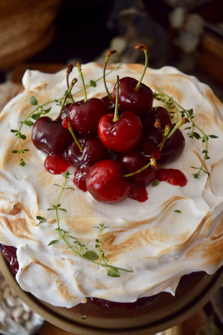bizcocho-de-alubias-con-merengue-y-mermelada-de-cerezas