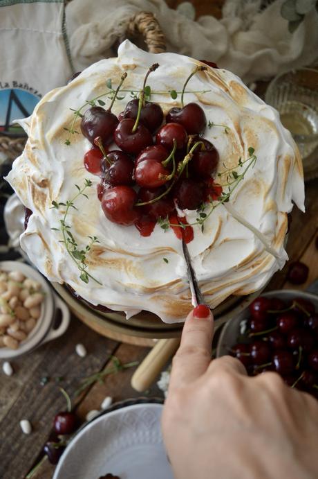 bizcocho-de-alubias-con-merengue-y-mermelada-de-cerezas