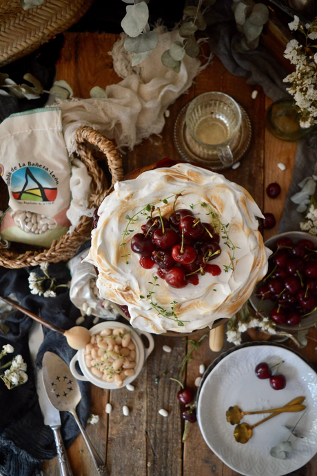bizcocho-de-alubias-con-merengue-y-mermelada-de-cerezas