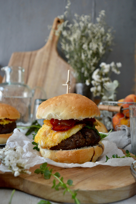 hamburguesa-con-mozzarella-y-melocoton-caramelizado