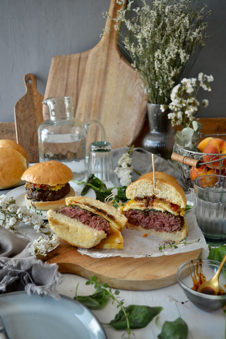 hamburguesa-con-mozzarella-y-melocoton-caramelizado