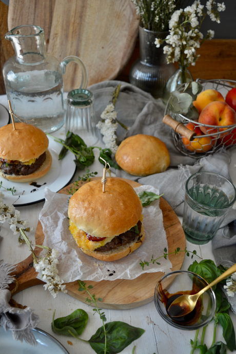 hamburguesa-con-mozzarella-y-melocoton-caramelizado