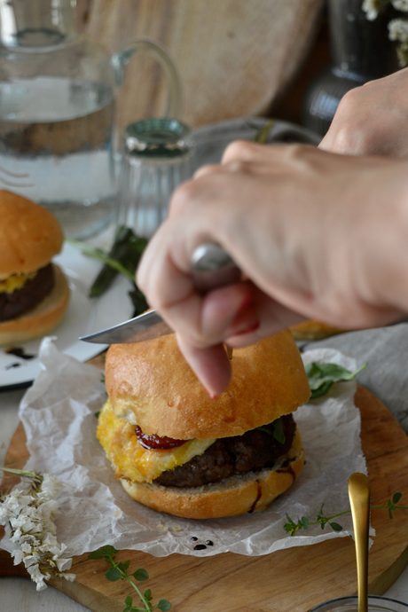 hamburguesa-con-mozzarella-y-melocoton-caramelizado
