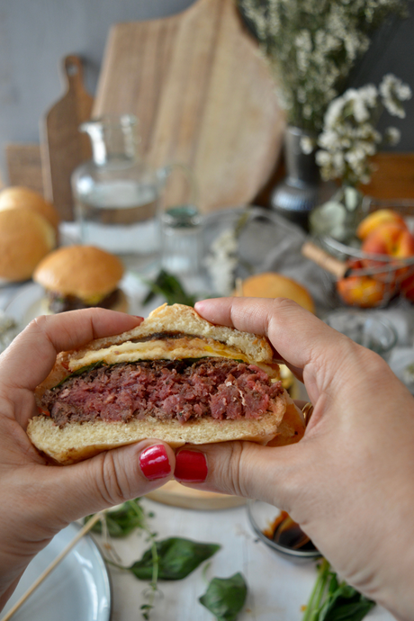 hamburguesa-con-mozzarella-y-melocoton-caramelizado