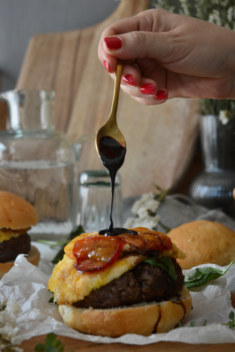 hamburguesa-con-mozzarella-y-melocoton-caramelizado