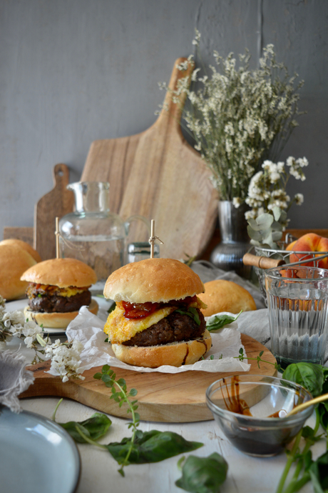 hamburguesa-con-mozzarella-y-melocoton-caramelizado