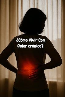 Silueta de una mujer con dolor lumbar, en un momento de pausa y reflexión. Así se ve el dolor invisible que muchas llevamos en silencio. Mujer de espaldas tocando su zona lumbar con dolor, iluminada por luz cálida, representando el dolor crónico en mujeres con endometriosis y problemas lumbares.