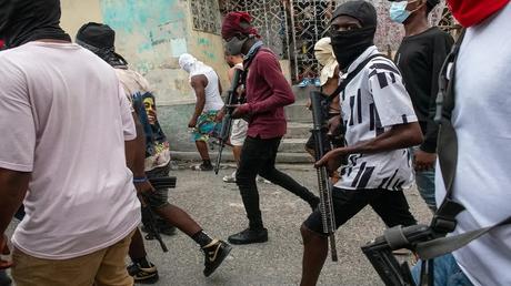 Huelga convocada por banda paraliza a Carrefour. Huelga convocada por banda paraliza a Carrefour.