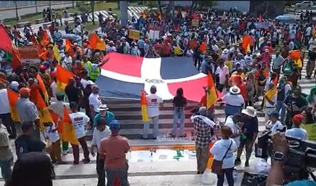 Miles marchan en conmemoración Revolución de Abril del 1965. Miles marchan en conmemoración Revolución de Abril del 1965.