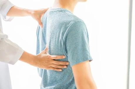 Paciente en médico de la espalda