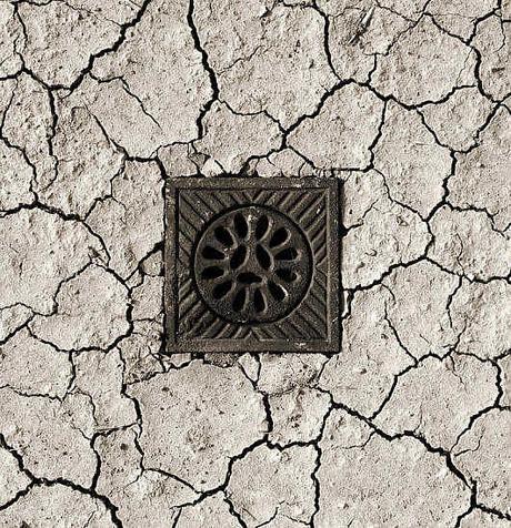 DE AQUELLOS BARROS... ESTOS LODOS.