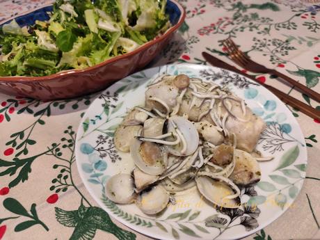 Merluza con almejas y gulas: sabor a mar