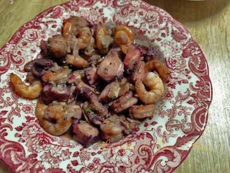 Pulpo y gambones al ajillo con vino tinto: sabor marino