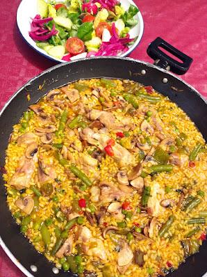 Arroz con pollo, verduras y champiñones