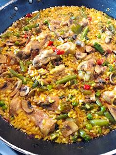 Arroz con pollo, verduras y champiñones