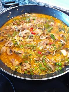 Arroz con pollo, verduras y champiñones