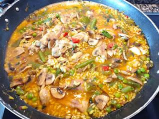 Arroz con pollo, verduras y champiñones