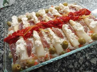 Ensaladilla rusa con espárragos y anchoas