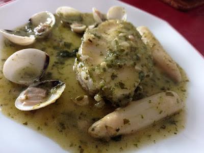 Merluza en salsa verde con almejas y espárragos