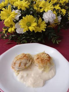 Huevos rellenos de carne con pisto y bechamel Huevos rellenos de carne con pisto y bechamel