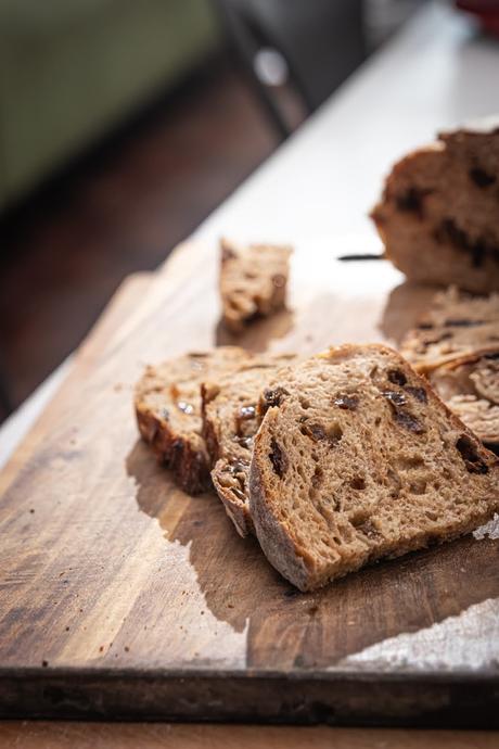 Pan de masa madre natural con pasas, canela y semillas de anís