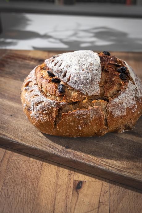 Pan de masa madre natural con pasas, canela y semillas de anís