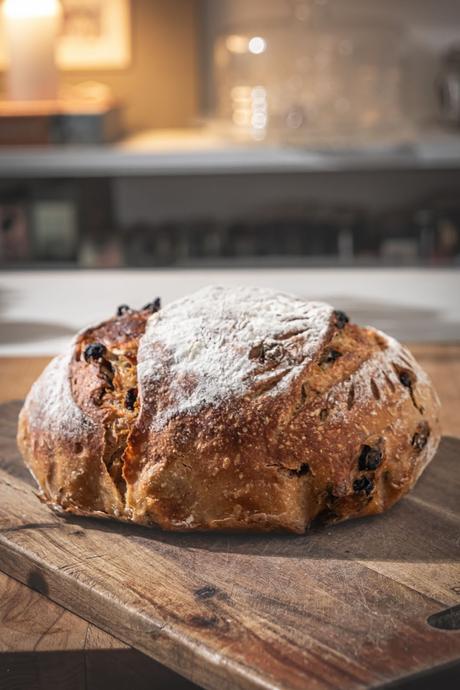 Pan de masa madre natural con pasas, canela y semillas de anís