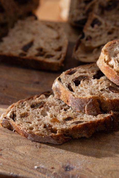 Pan de masa madre natural con pasas, canela y semillas de anís