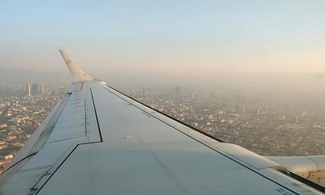 Vuelo con niños pequeños Ala de un avión en vuelo