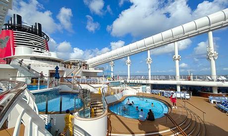 Piscina al aire libre y tobogán en la cubierta del crucero Disney Treasure