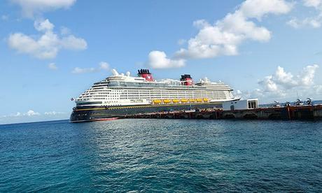 Crucero Disney Treasure atracado en puerto con cielo azul y mar turquesa