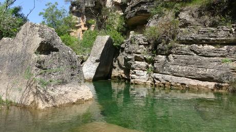 Explora el Toll de l’Esqueix: una poza con cascada y puentes colgantes en El Pinetell | Conca de Barberà (Tarragona) Explora el Toll de l’Esqueix: una poza con cascada y puentes colgantes en El Pinetell | Conca de Barberà (Tarragona)