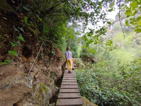 Explora el Toll de l’Esqueix: una poza con cascada y puentes colgantes en El Pinetell | Conca de Barberà (Tarragona) Explora el Toll de l’Esqueix: una poza con cascada y puentes colgantes en El Pinetell | Conca de Barberà (Tarragona)