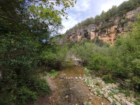 Explora el Toll de l’Esqueix: una poza con cascada y puentes colgantes en El Pinetell | Conca de Barberà (Tarragona) Explora el Toll de l’Esqueix: una poza con cascada y puentes colgantes en El Pinetell | Conca de Barberà (Tarragona)