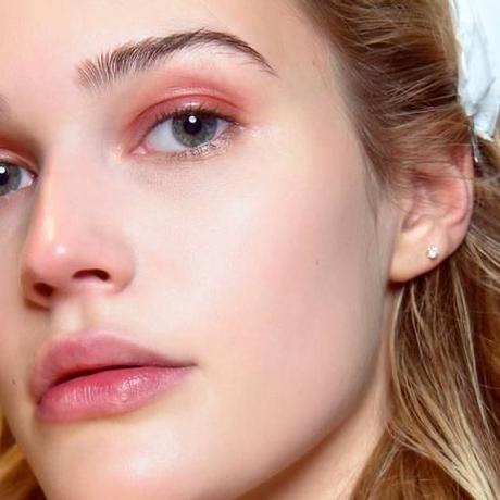 Berry Makeup trend tendencia berry makeup maquillaje tendencia tiktok Instagram colores paso a paso inspiración tutorial avon labiales delineador tonos swatches