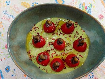 ENSALADA DE TOMATES CHERRY SOBRE PURÉ DE GUISANTES Y QUESO CREMA