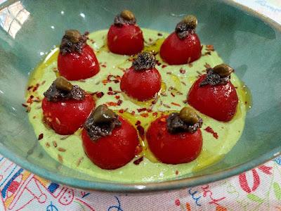 ENSALADA DE TOMATES CHERRY SOBRE PURÉ DE GUISANTES Y QUESO CREMA