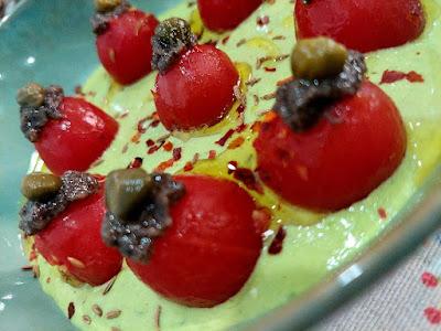 ENSALADA DE TOMATES CHERRY SOBRE PURÉ DE GUISANTES Y QUESO CREMA