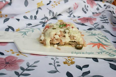 Lasaña fría, salmón ahumado, salsa de yogur Lasaña fría de salmón ahumado y salsa de yogur, El Ágora de Ángeles