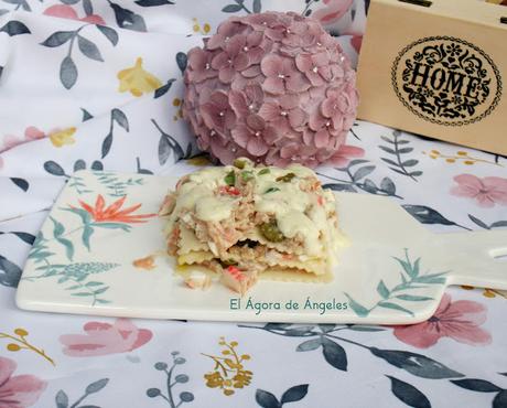 Lasaña fría, salmón ahumado, salsa de yogur Lasaña fría de salmón ahumado y salsa de yogur, El Ágora de Ángeles