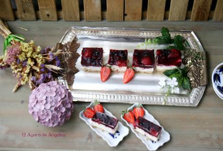 PASTELITOS DE MASCARPONE Y GELATINA DE FRUTOS ROJOS PASTELITOS DE MASCARPONE Y GELATINA DE FRUTOS ROJOS