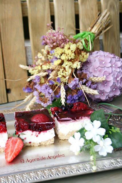PASTELITOS DE MASCARPONE Y GELATINA DE FRUTOS ROJOS PASTELITOS DE MASCARPONE Y GELATINA DE FRUTOS ROJOS